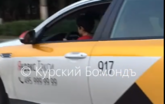 Водитель «Яндекс.Такси» усадил за руль ребенка