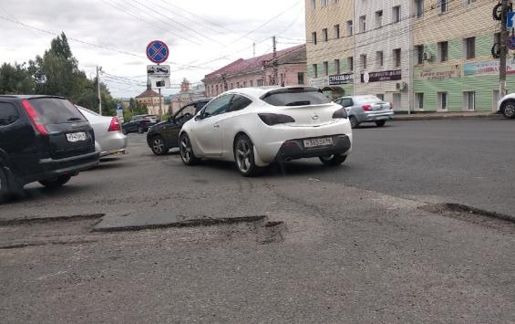 Стихийная парковка не мешает ремонту центральной улицы Курска