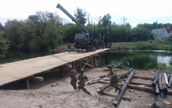 В Курске военные строят мост по бартеру