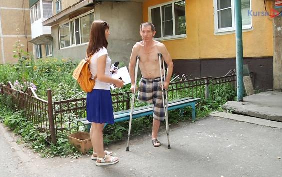Журналисты КурскТВ в одночасье помогли инвалиду с установкой пандуса в доме