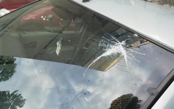 В Курске на двигающийся автомобиль упал кусок стекла