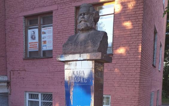 Полиция ищет хулиганов, обливших в Курске краской гранитный бюст Маркса