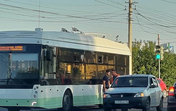 Курский электробус побывал в первом ДТП