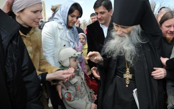 Икону «Знамение» в Курске посетил духовник Патриарха всея Руси Кирилла