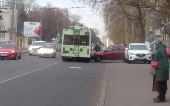 Блондинка на «Рено Логан» таранила троллейбус в центре Курска