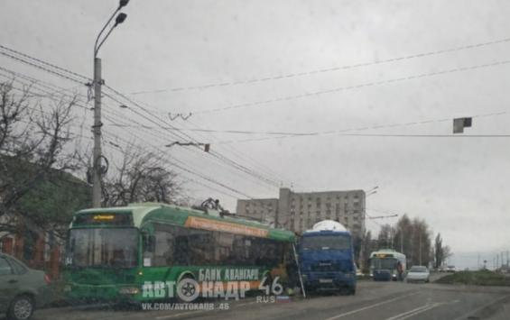 Бетономешалка в Курске столкнулась с троллейбусом