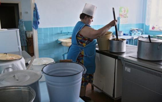 Курский Роспотребнадзор оштрафовал детские учреждения на полмиллиона рублей за неправильное питание