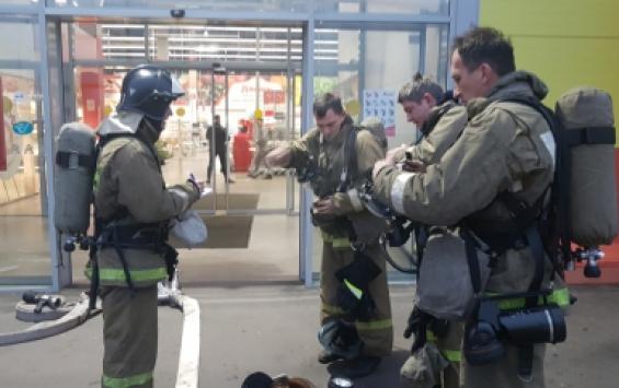 В Курской области пожарные работали в гипермаркете «Ашан»