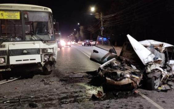 В Курске столкнулись легковушка и маршрутный «ПАЗик»: есть пострадавшие