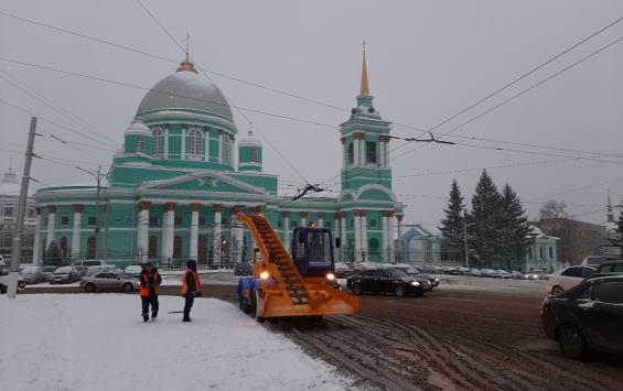 Первый снег в Курске: центр города чистят