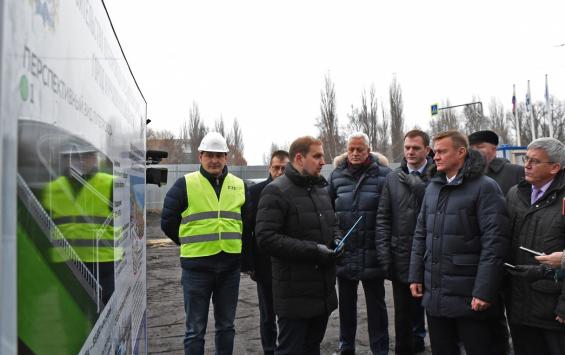 В Курчатове губернатор посетил строительство моста