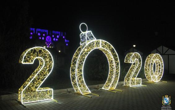 На театральной площади Курска новые новогодние украшения