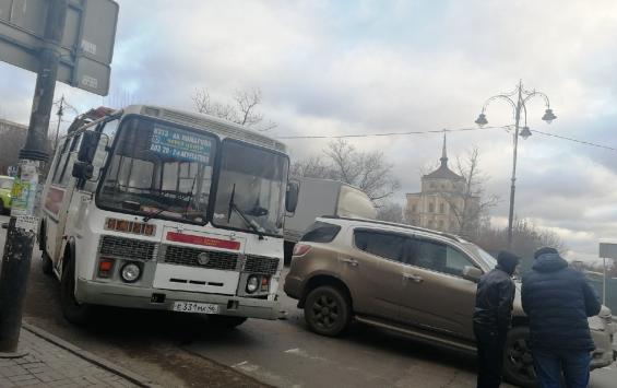 ДТП в центре Курска: внедорожник и маршрутный «ПАЗик»