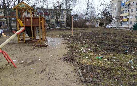 В Дмитриеве на три года забыли о построенной детской площадке