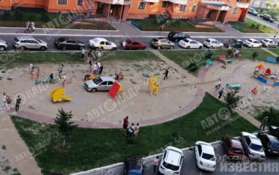 В Курске произошло ДТП на детской площадке