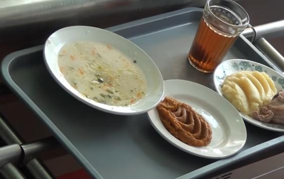 В администрации разбираются, почему курские школьники все еще платят за обед