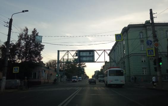 Рекламную конструкцию в центре Курска убирали ночью