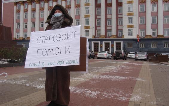 «Covid-19 убил мой бизнес»: перед Домом Советов проходит одиночный пикет