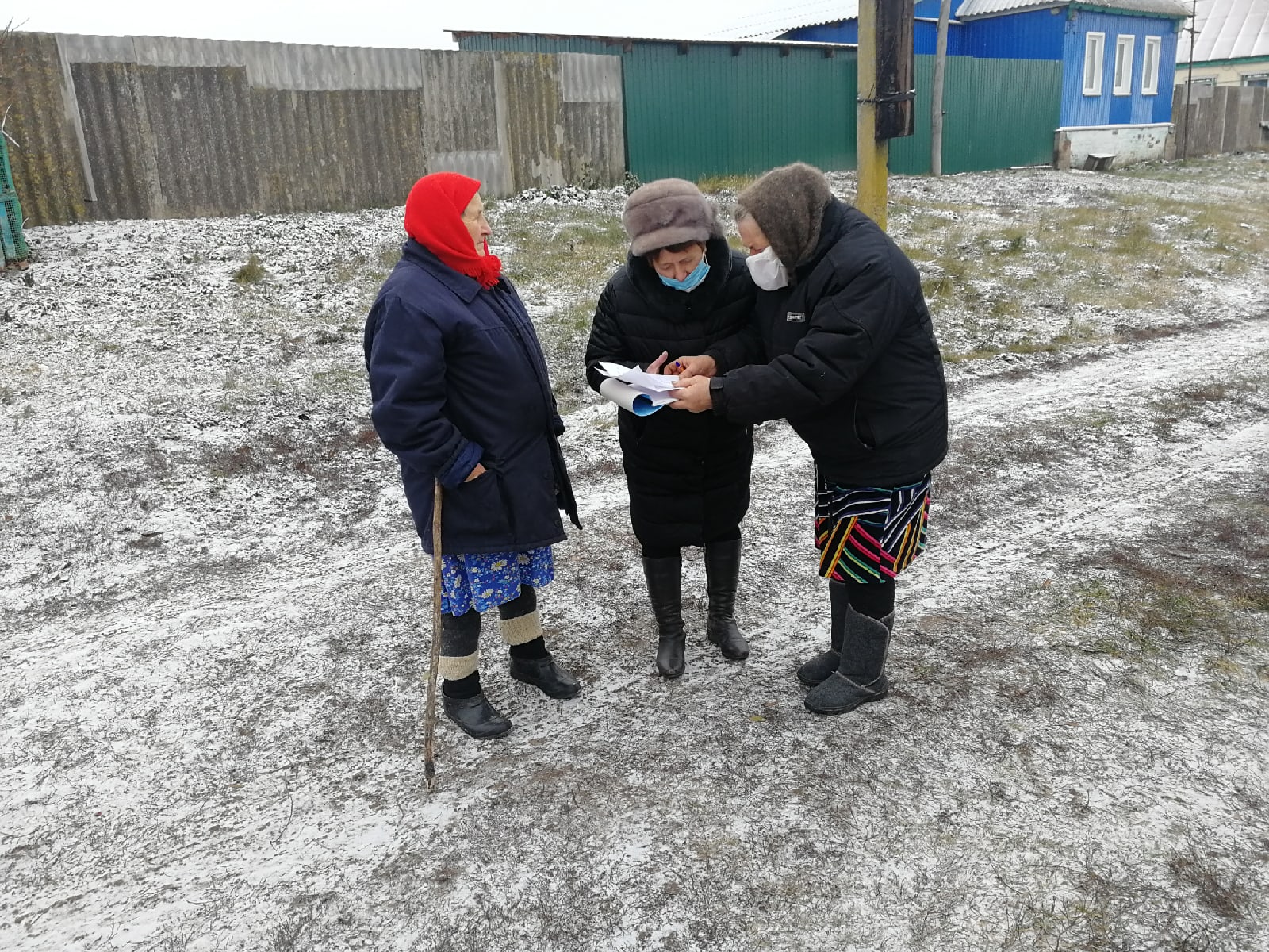 Жизнь в курской. Асфальт дорога в селе. Поселка лишенное. Жизнь в Курской деревне новое видео последнее. Сход жителей деревни в Курской области фото.