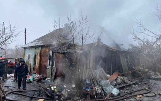 В Курской области пожарные спасли мужчину из горящего дома
