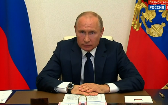 Владимир Путин поручил удвоить выплаты медикам, лечащим пациентов с коронавирусом в праздники