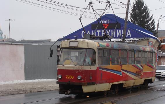 Водитель курского трамвая облачилась в снегурку
