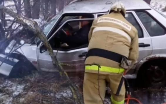 Пожарные спасли пострадавшего в аварии мужчину из искорёженного автомобиля