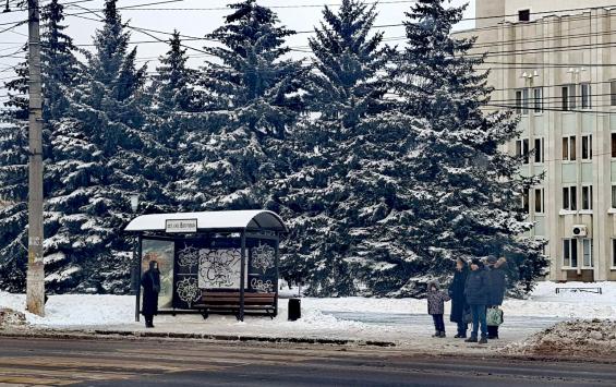 Вандалы испортили остановку в центре Курска