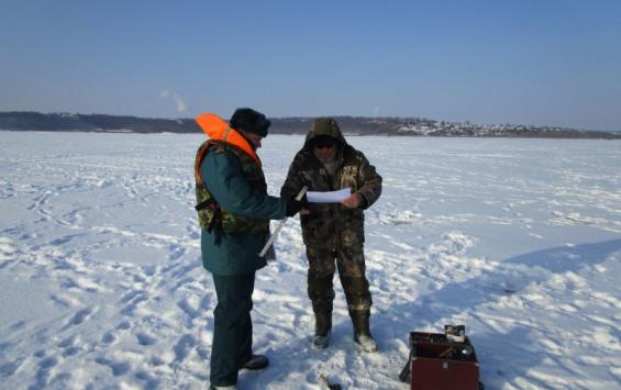 Курские спасатели просят рыбаков не посещать водоемы из-за аномального холода
