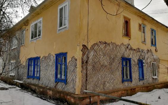 Жильцы дома на Обоянской в Курске: «Руку можно просунуть сквозь щели и потрогать обои квартиры»