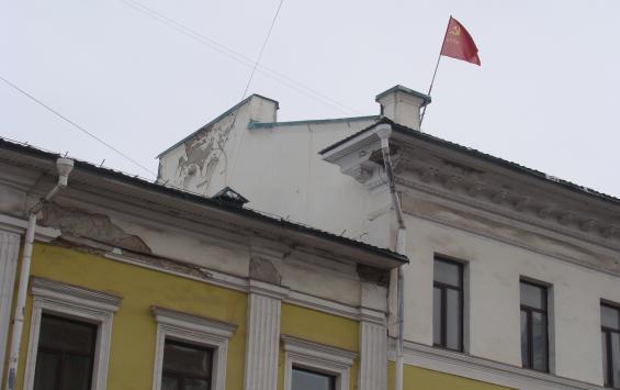 В центре Курска водрузили победное красное знамя