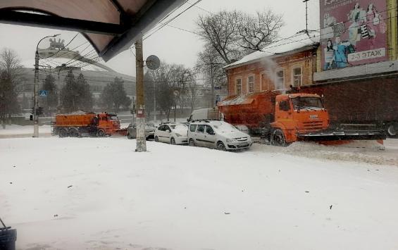 Отмена школьных занятий и эвакуация машин: как регион переживает снегопад