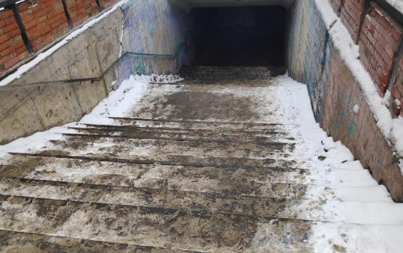 В подземных переходах Курска ступеньки тают вместе со льдом