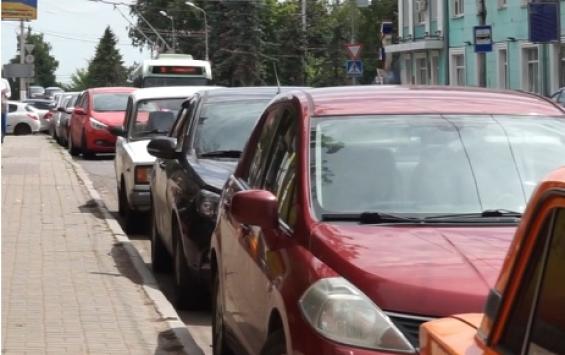 Жители Курска жалуются на стихийную парковку-"невидимку"