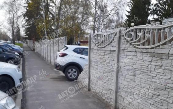 В Курске автомобиль протаранил забор детского сада