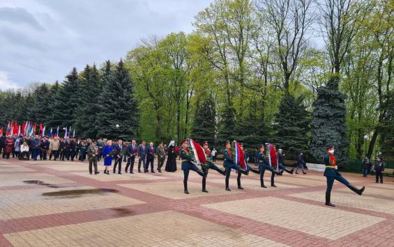 В Курске прошла церемония возложения венков и цветов к Вечному огню