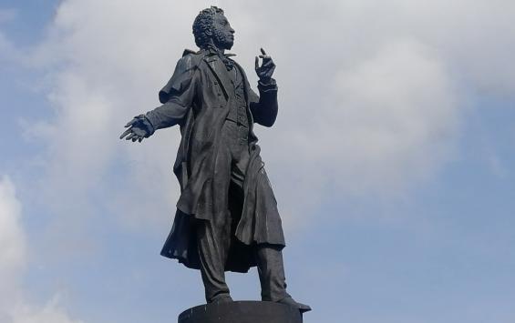 Разбитый постамент памятника Пушкину отремонтируют