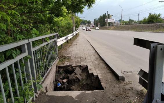 В Сеймском округе Курска обвалилась тротуарная плитка