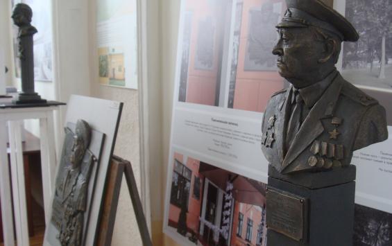 К концу августа на Ленина установят памятник-бюст Михаилу Булатову