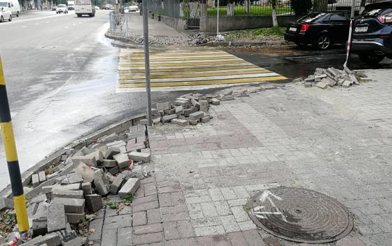 Снесенную дождем тротуарную плитку восстанавливать не спешат