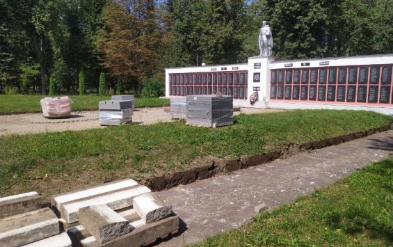 В Дмитриеве стройматериалы сложили на братские могилы