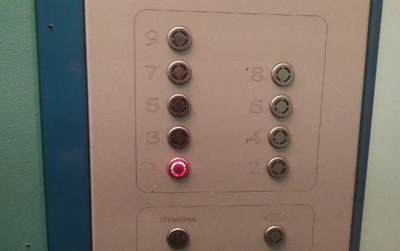 В многоэтажках Железногорска меняют лифты