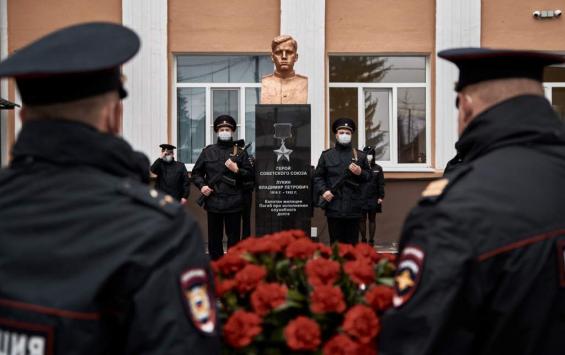 В Курске открыли памятник Владимиру Лукину