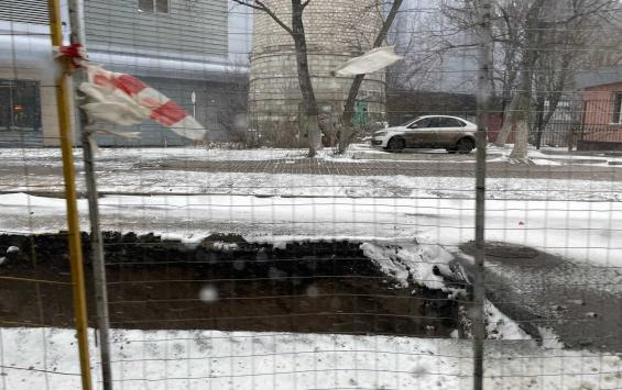 На Павлова автомобиль упал в вырытую «Квадрой» яму