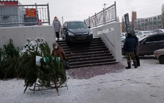 В Курске автомобиль «повис» на пешеходной лестнице