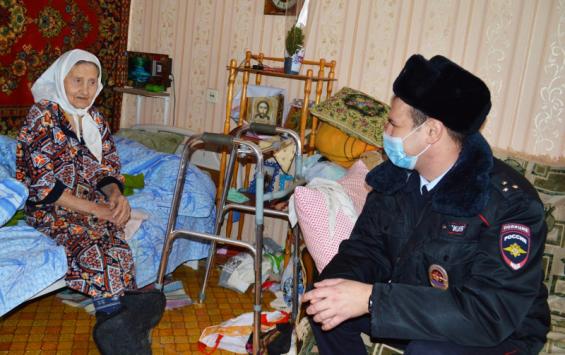 В Курчатове полицейский спас 95-летнюю пенсионерку
