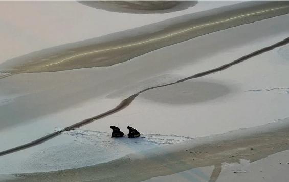 Со льда Ермошкина озера вывели двух школьников