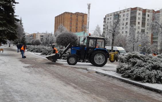 Ночью улицы расчищали 33 снегоуборочные машины