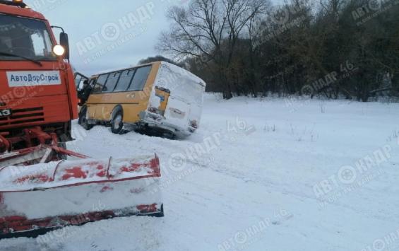 В Курском районе школьный автобус съехал в кювет