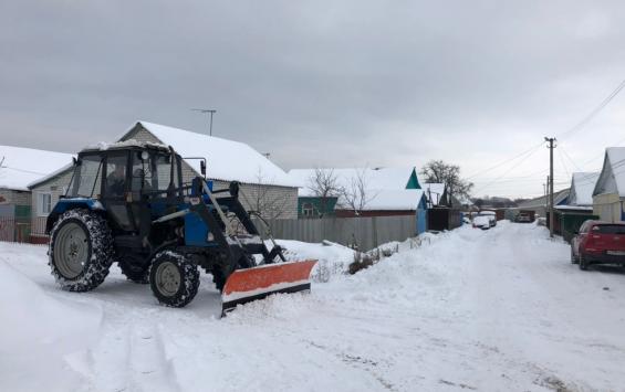 Уборка снега на улицах Курска продолжается